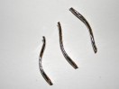 Perle intercalaire tige courbe striée argentée 30mm. La perle