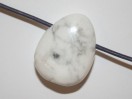 Perle Howlite blanche goutte 28mm. Pièce unique