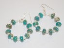 Boucles d'oreilles créoles Howlite bleue et nacre. La paire